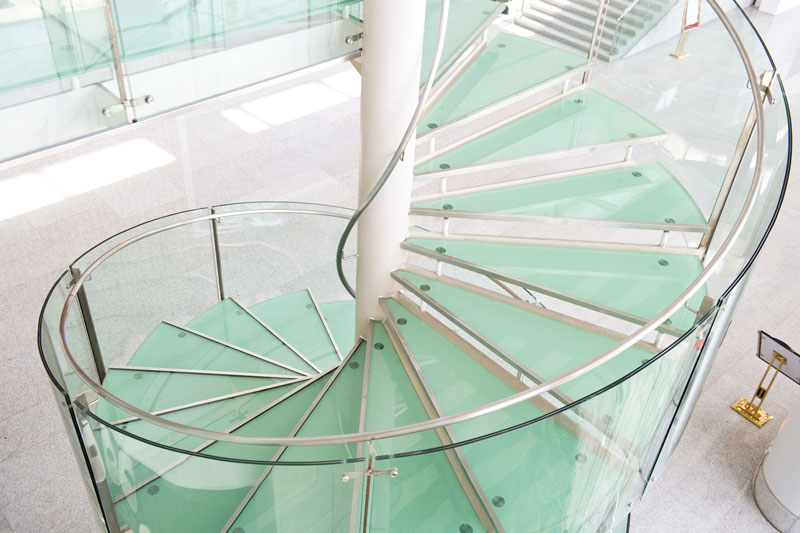 Escalera con vidrio templado